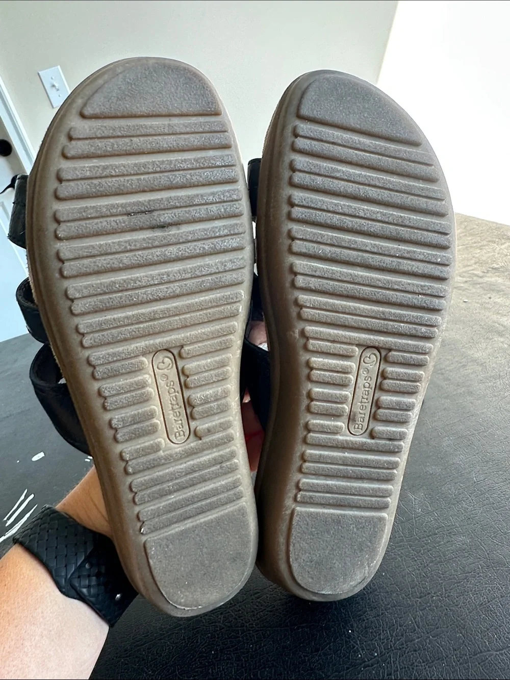 Baretraps Findie women’s navy and tan sandals size 7W